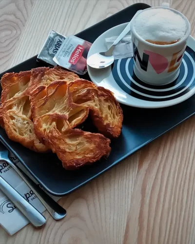 Café con croissant